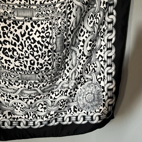 MADE IN ITALY 🇮🇹 LEOPARD & CHAINS BLACK EDGES 35” SCARF - Picture 8 of 11